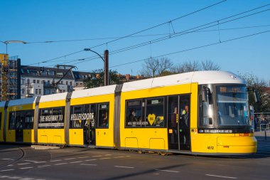 Berlin Almanya - Nisan 21. 2018: Berlin şehir sokaklarında sarı tramvay