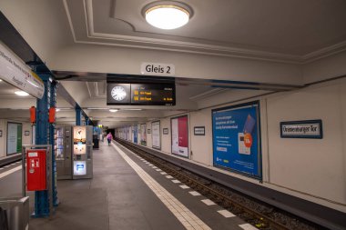 Berlin Almanya - Nisan 21. 2018: Oranienburger Tor Metro Tren İstasyonu