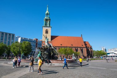 Berlin Almanya - Nisan 21. 2018: Meryem Ana Kilisesi ve Neptunbrunnen Çeşmesi