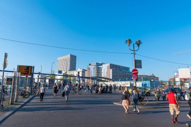 Berlin Almanya - 20 Nisan. 2018: Berlin Merkez Tren İstasyonu dışında insanlar