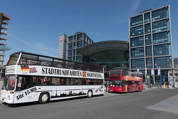 Berlín Alemania Abril 2018 Turistas Autobuses Turísticos Frente Estación Central — Foto de Stock