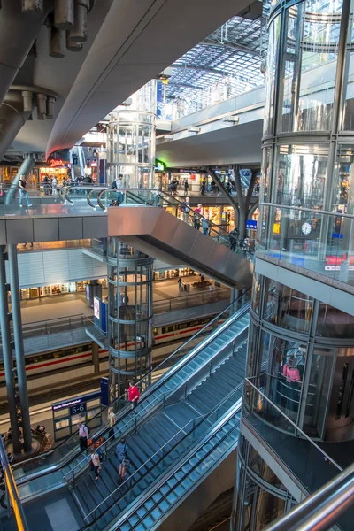 Berlin Almanya - 20 Nisan. 2018: Berlin merkezi içinde Tren İstasyonu