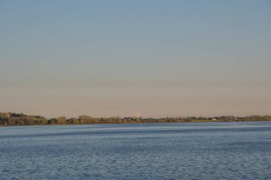 Günbatımı kırsal Danimarka sahil şeridi üzerinde