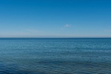 Denize üzerinde güzel bir bahar günü göster