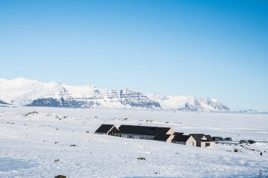 Fjallsarlon buzul göl güneşli kış günü south Iceland'deki / daki hizmet binaları