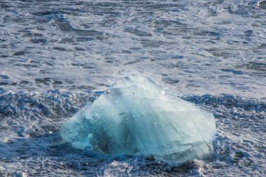Buzdağları yakınındaki South Iceland'deki / daki Jokulsarlon elmas sahil sahilde