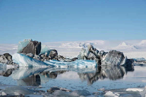 Айсберги Ледниковой Лагуне Йокульсарлон Юге Исландии Ледником Ватнайокалл Заднем Плане — стоковое фото