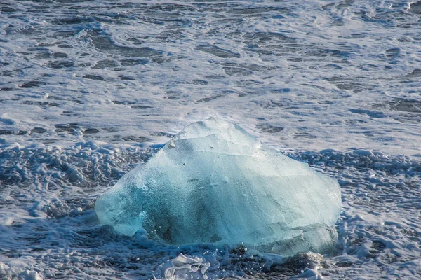Buzdağları yakınındaki South Iceland'deki / daki Jokulsarlon elmas sahil sahilde