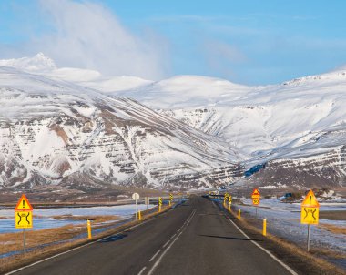 Tek hat köprüsüne giderken uyarı işaretleri