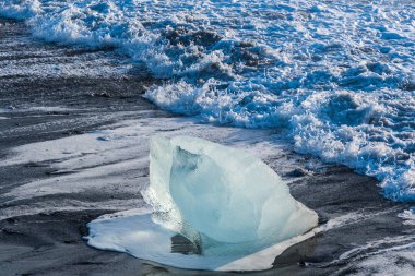 Buzdağları yakınındaki South Iceland'deki / daki Jokulsarlon elmas sahil sahilde