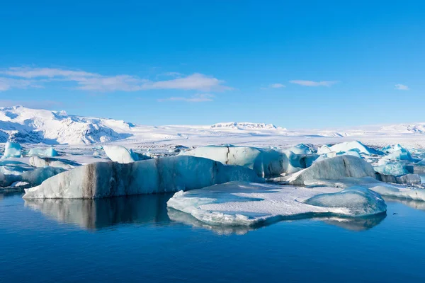 Eisberge in der Jokulsarlon Gletscherlagune im Süden Islands — Stockfoto