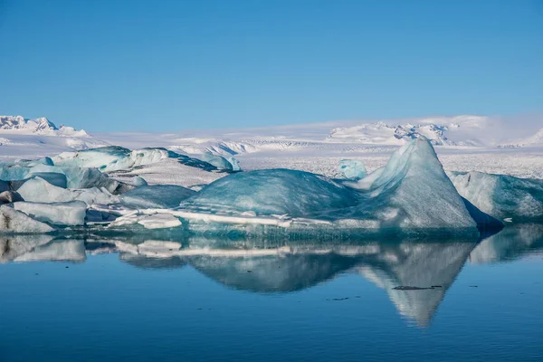 Güney İzlanda 'daki Jokulsarlon Buzul Gölü' nde buzdağları — Stok fotoğraf