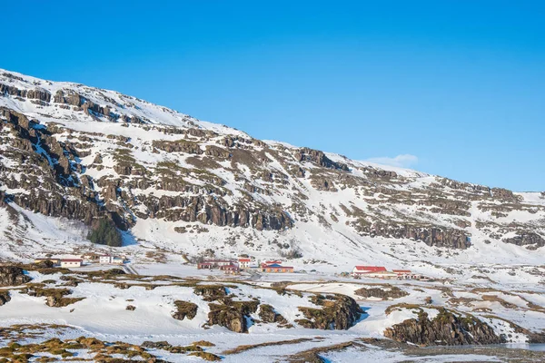 Ferme sur la campagne islandaise sous la montagne — Photo