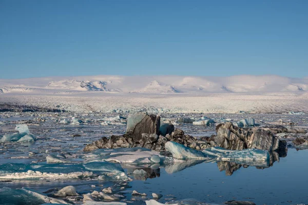 아이슬란드 남부에 있는 조 쿨 사론 빙하 석호의 빙산 — 스톡 사진