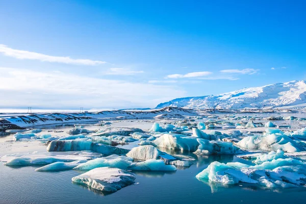 Παγόβουνα στη λιμνοθάλασσα Jokulsarlon Glacier στη νότια Ισλανδία — Φωτογραφία Αρχείου