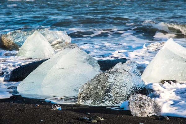 Icebergs na costa de Diamond Beach, perto de Jokulsarlon, na Islândia do Sul — Fotografia de Stock