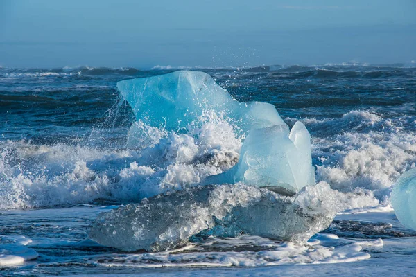 Icebergs na costa de Diamond Beach, perto de Jokulsarlon, na Islândia do Sul — Fotografia de Stock