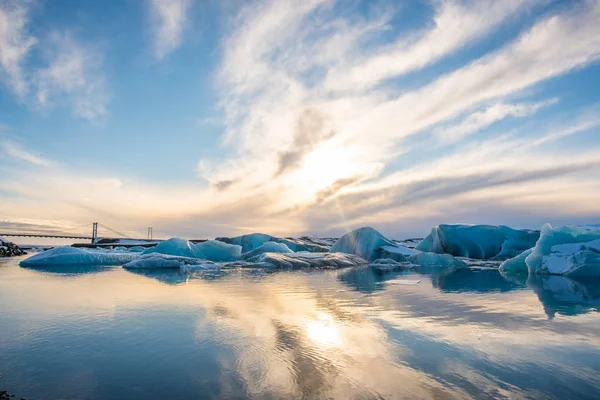 Naplemente felett jéghegyek a Jokulsarlon gleccser lagúna Izland — Stock Fotó