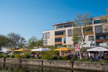 Arka planda Konut binaları ile gün zevk insanlar