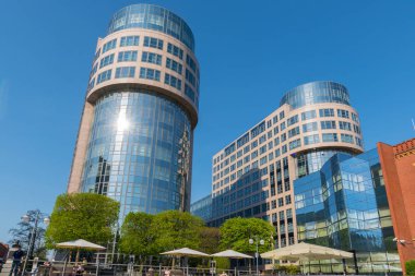 Spree Nehri kıyısında modern ofis binaları