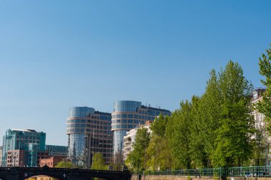 Nehir kıyısında ağaçlar çok Spree Nehri yakınında modern binalar