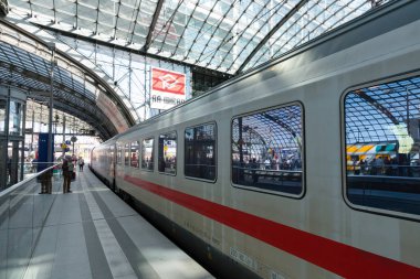 Berlin Merkez Tren İstasyonu platformunda DB şehirden Tren