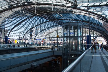 Berlin Merkez Tren istasyonunda tren bekleyen insanlar