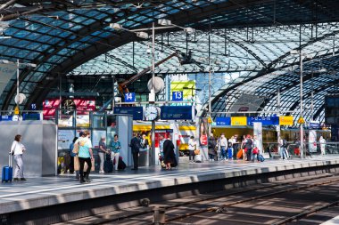 Berlin Merkez Tren istasyonunda tren bekleyen insanlar