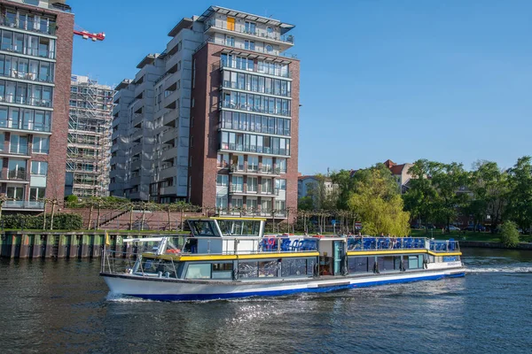 Canal tour boat sailing by residential buildings on river Spree — Stock Photo, Image