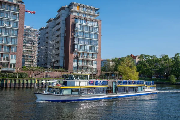 River Spree üzerinde konut binalar tarafından kanal tur tekne yelken