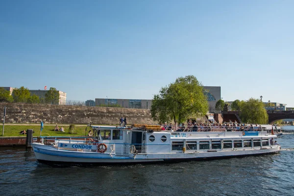 Canal tour barca Condor sul fiume Sprea — Foto Stock