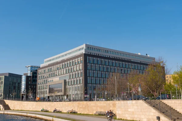 Edificio de oficinas en el centro de Berlín — Foto de Stock