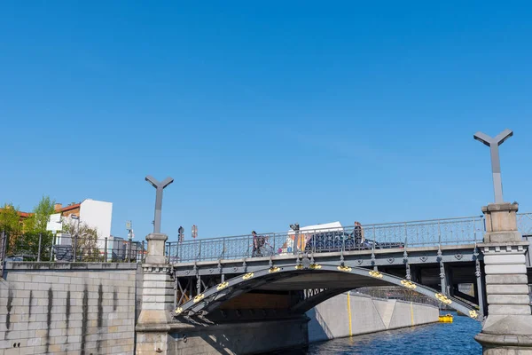 Vecchio ponte che attraversa il fiume Sprea nel centro della città — Foto Stock