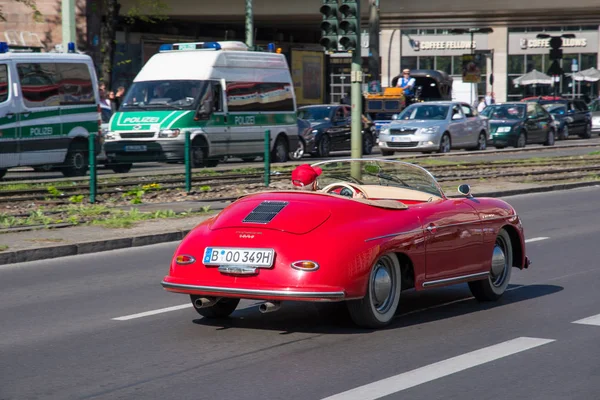 Man driving a Porsche 1600 super sports car in the streets of Berlin — Stock Photo, Image