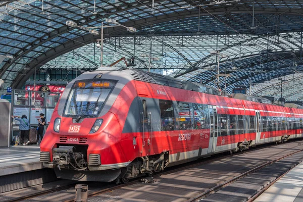 Berlin Merkez Tren istasyonunda Deutsche Bahn bölgesel tren