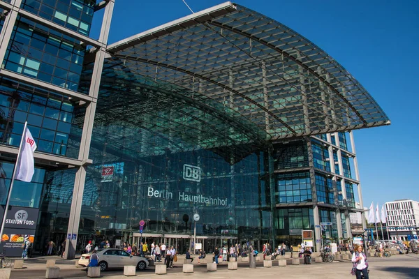Berlin Merkez Tren istasyonunun önünde turistler