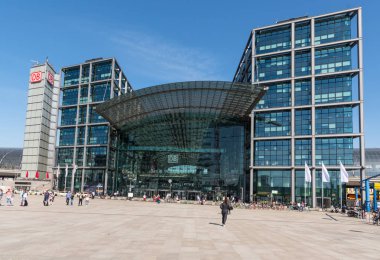 Berlin Merkez Tren istasyonunun önünde turistler