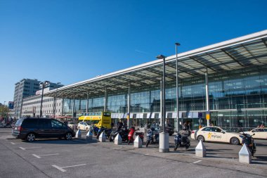 Aydınlık bir günde Berlin Ostbahnhof Tren İstasyonu