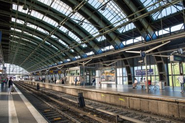 Berlin Ostbahnhof demiryolu istasyonunda parça ve platformlar