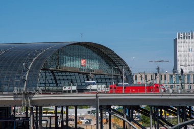 Berlin Merkez Tren istasyonunda DB InterCity Tren