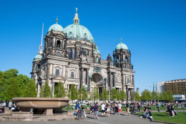 İnsanlar Berliner Dome önünde güneşli bir gün zevk