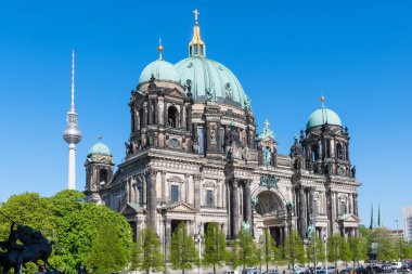 İnsanlar Berliner Dome önünde güneşli bir gün zevk