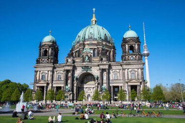İnsanlar Berliner Dome önünde güneşli bir gün zevk