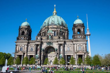 Berliner Dome 'un önünde soğuk insanlar