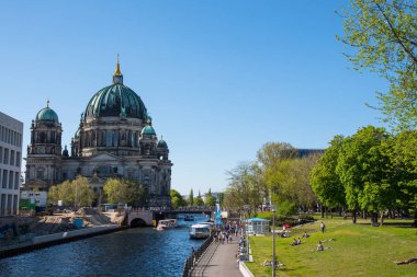 Parklar ve Berliner Dome ile nehir Spree