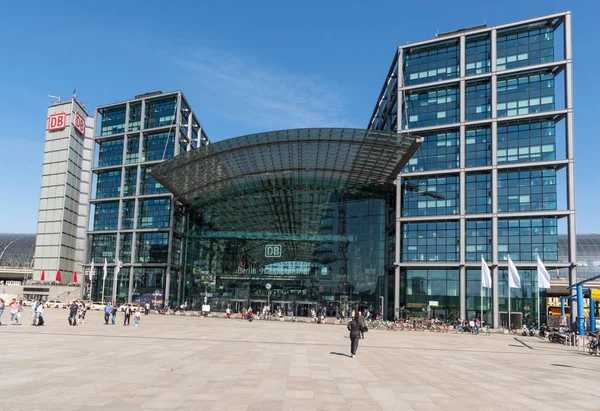 Berlin Merkez Tren istasyonunun önünde turistler