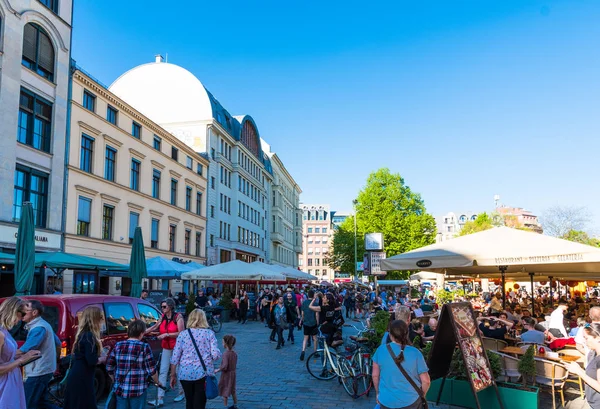 Berlin 'in merkezinde Hackescher Markt pazarı