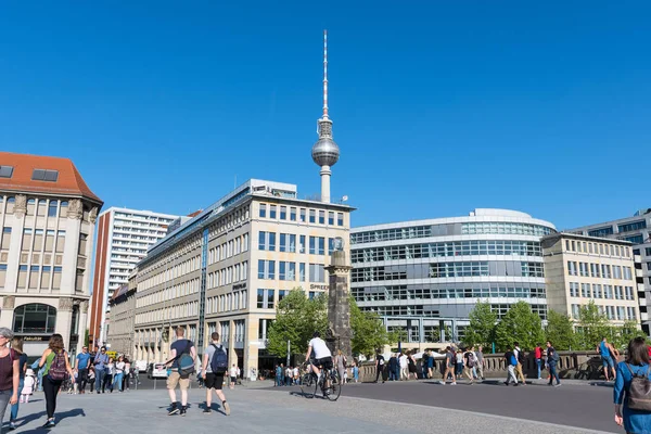 Personas cruzando el puente en el centro de Berlín — Foto de Stock