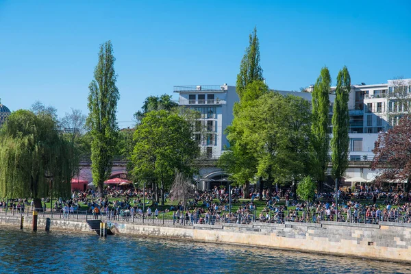 Persone che si godono la giornata nel parco James Simon a Berlino — Foto Stock