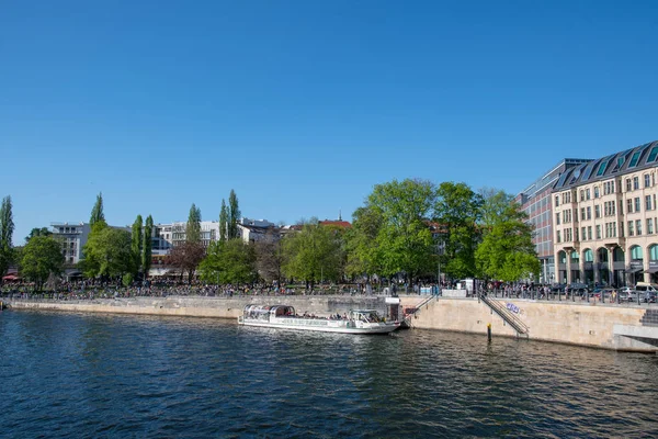 Az emberek élvezik a nap James Simon parkban Berlinben — Stock Fotó